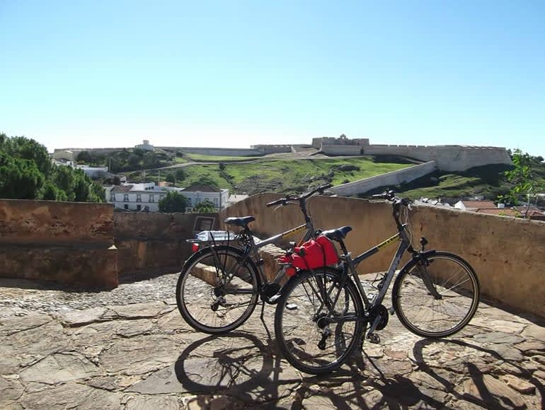 Landschaft in historischen Sehenswürdigkeiten: Radfahren an der Algarve| MegaSport Travel