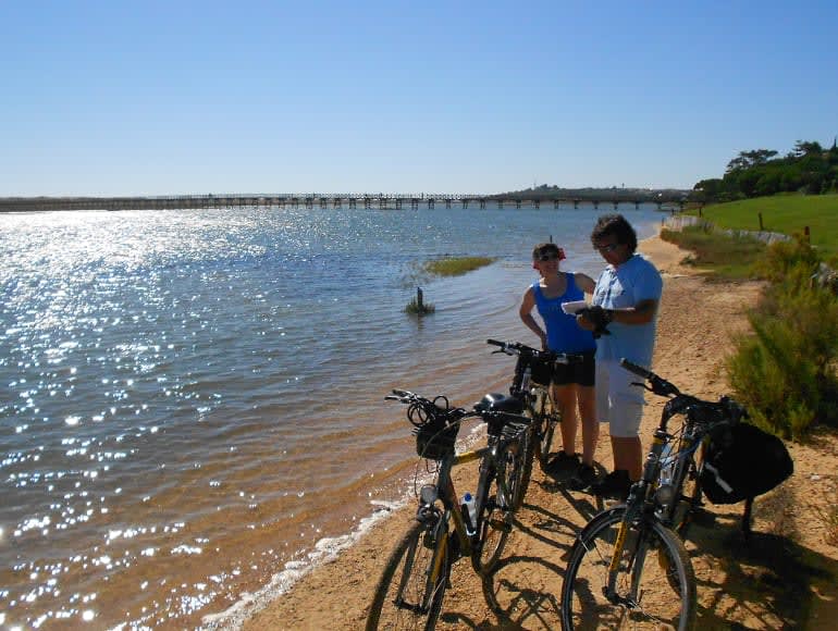 Seeblick in der Nähe der Golfplätze: Radfahren an der Algarve | MegaSport Travel