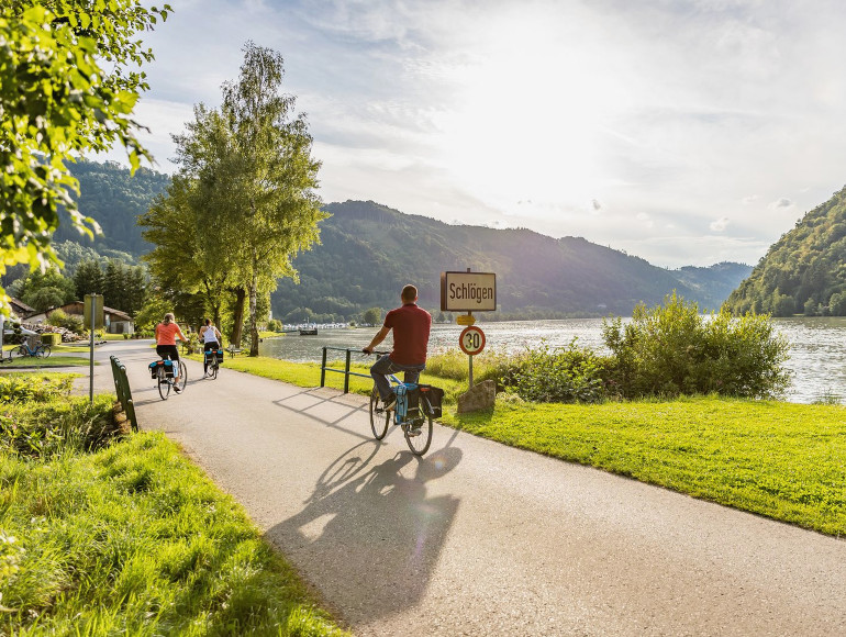 Radfahren am Fluss entlang | MegaSport Reisen