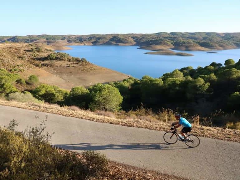 Rennradfahren mit Aussicht, Staudamm von Arade | MegaSport Travel