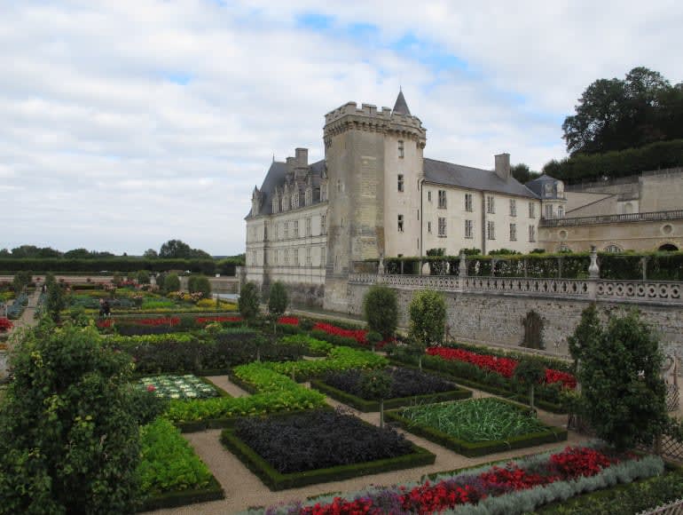Beautiful monument and it's garden | MegaSport Travel