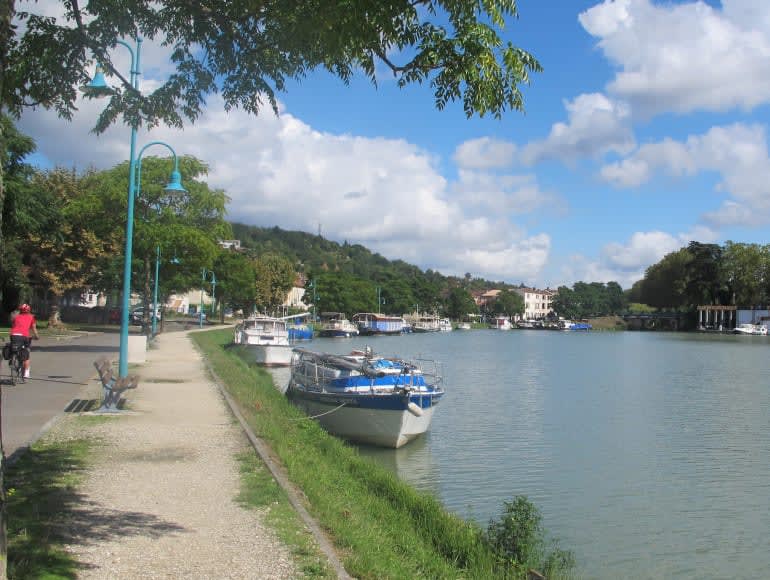 Andar en bicicleta junto al río | MegaSport Travel