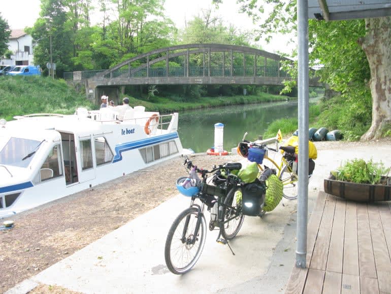 Ciclismo en la naturaleza junto al río.r | MegaSport Travel