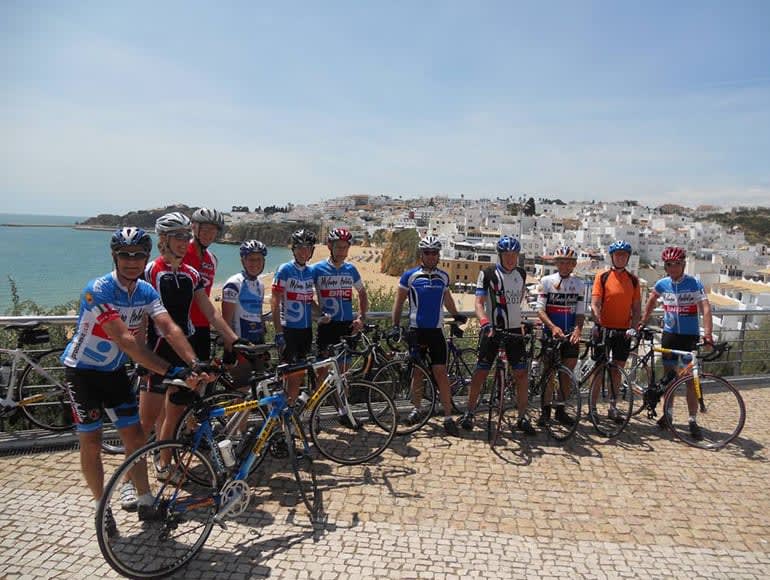 Equipo de ciclismo en un descanso en Backroads Bike Trips | MegaSport Travel