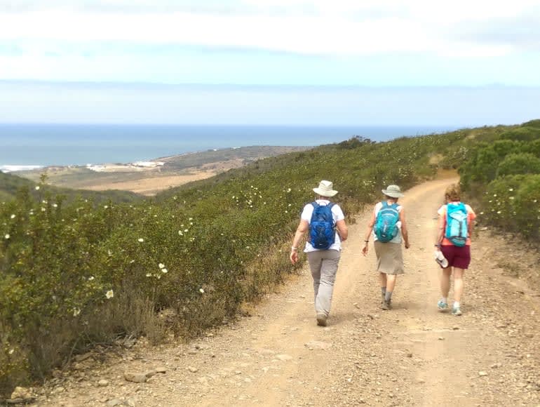 Marcher sur des sentiers à côté de la côte