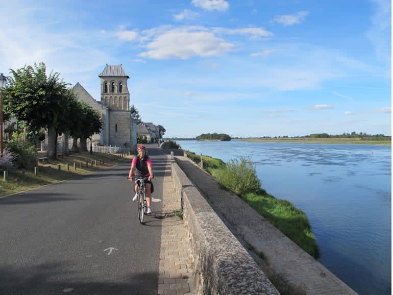 Faire du vélo au bord de la rivière | MegaSport Travel