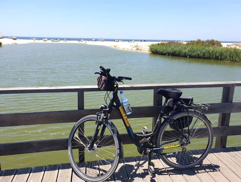 Plage de vélo de courte pause, vélo de printemps, vélo côte de l'Algarve