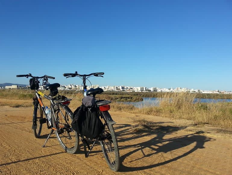 Parking vélos en regardant Faro: Vacances au Portugal Algarve | MegaSport Travel