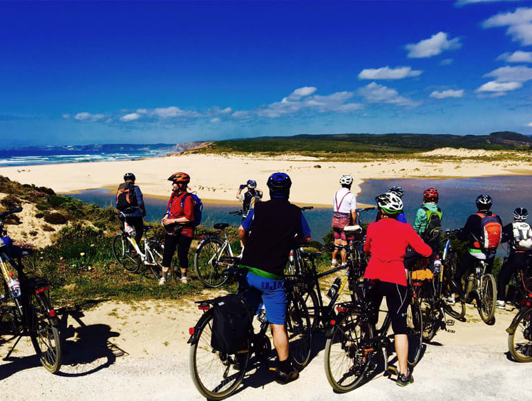 Vue sur l'océan à vélo à travers les montagnes de l'Algarve| MegaSport Travel