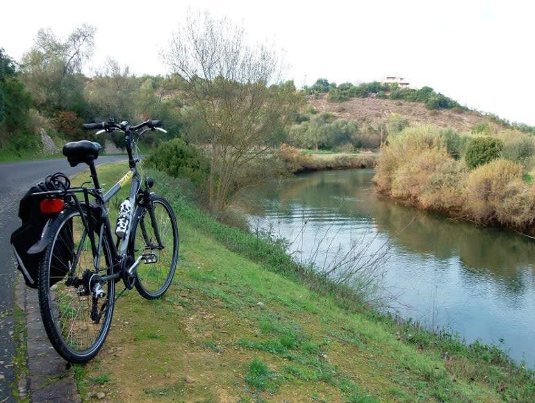 Faire du vélo le long de la rivière Gilao | MegaSport Travel