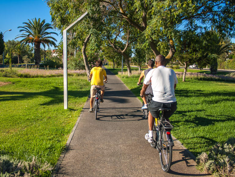 Faire du vélo à travers Vilamoura