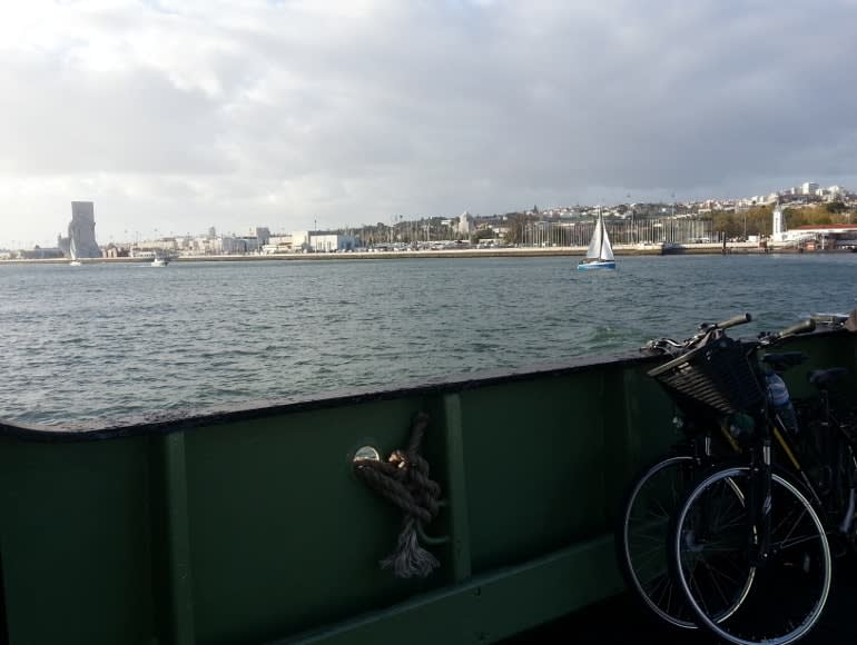 Oversteek met veerboot, uitzicht op het Monument van ontdekkingen