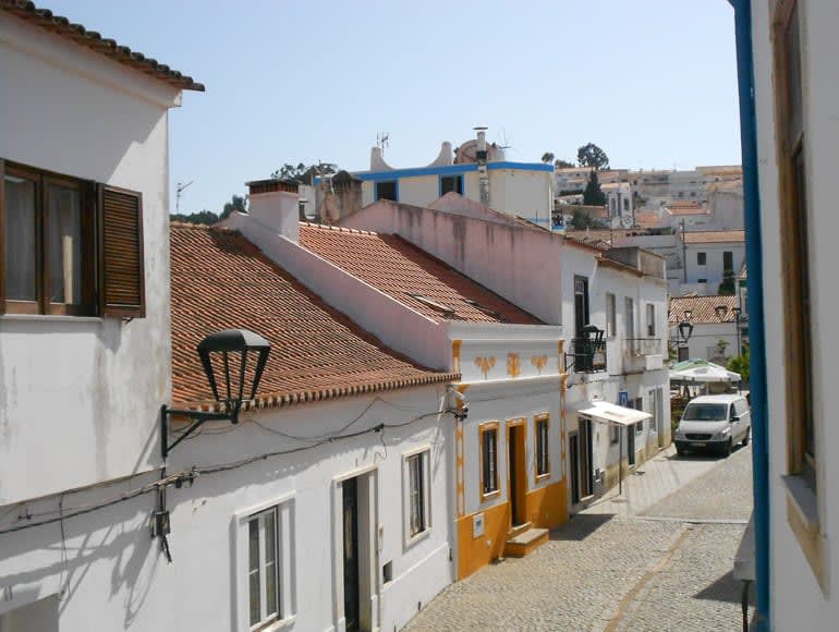 Dorp met traditionele huizen Portugal, probeer mountainbiken in de Algarve | MegaSport Travel