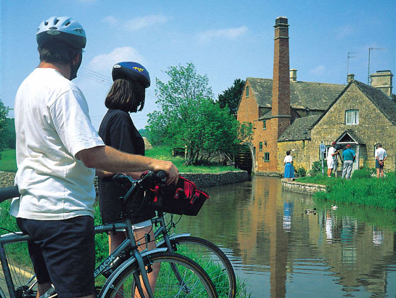 Par cyklar bredvid en flod | MegaSport Travel