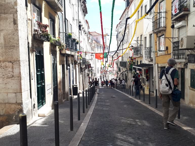 cykla genom typiska stadsdelar, alfama, bairro alto